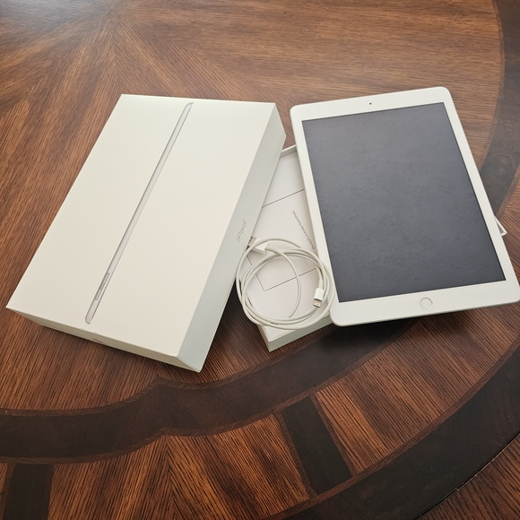 Apple iPad 6th Generation 32GB Wifi - Picture 1 of 6